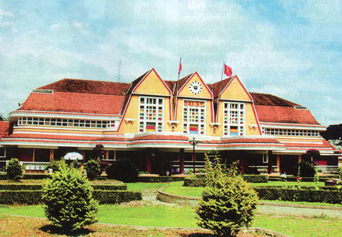 Ga Đà Lạt được xem là nhà ga cổ kính nhất Việt Nam và Đông Dương. Nhà ga được xây dựng từ năm 1932-1938 với ba mái hình chóp cách điệu ba đỉnh núi Langbiang hoặc nhà rông Tây Nguyên.